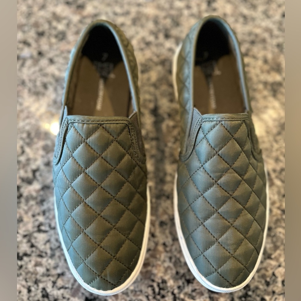 Time and Tru Women's Twin Gore Slip On Quilted Shoes ARMY GREEN Women Size 7